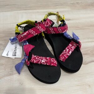 Arizona Love Trekky Paisley Printed Sandals